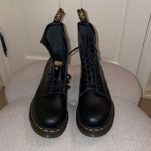 1460 WOMEN'S SMOOTH LEATHER LACE UP BOOTS